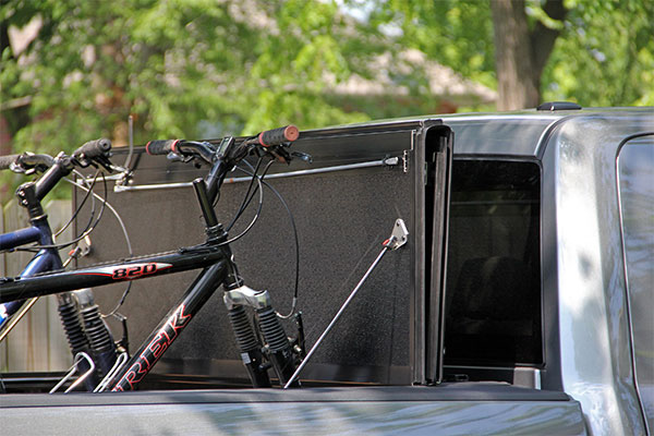 UnderCover Flex Hard Folding Tonneau Cover - Silverado/Sierra (Short Bed - with rail caps) ( 2007 - 2013 )